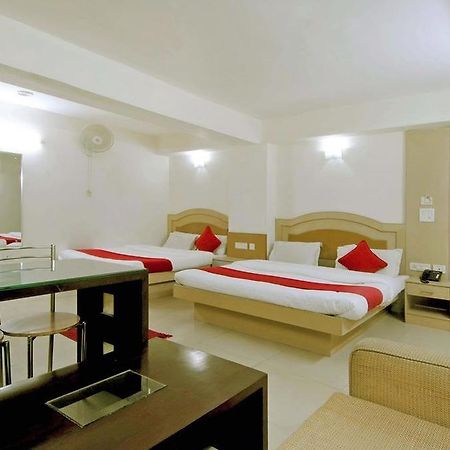 Hotel Durga International New Delhi Exteriör bild