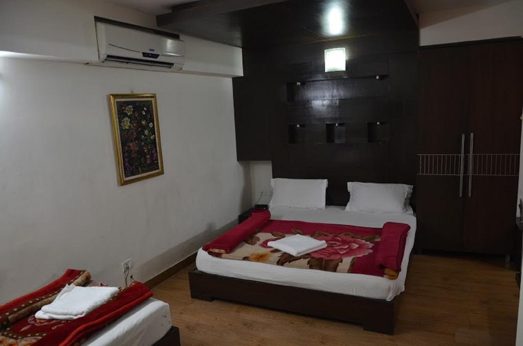 Hotel Durga International New Delhi Exteriör bild